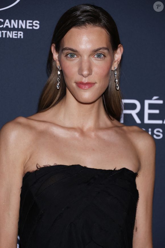 Charlotte Cardin - Soirée des 'Lights on Woman Award' lors du 78ème Festival International du Film de Cannes, sur la plage des Palmes à Cannes. Le 23 mai 2025 © Denis Guignebourg/BestImage