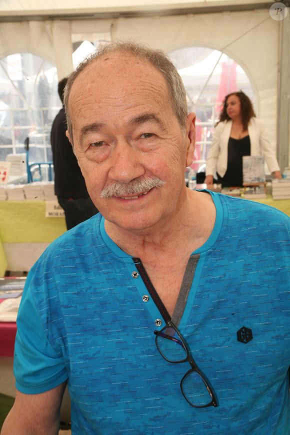 Si Jean Sarrus a passé toute sa vie à faire marrer les Français, il a commencé sa carrière d'artiste comme bassiste, auprès de Ronnie Bird ou de Dick Rivers. 

Jean Sarrus - Salon du livre de Cosne-sur-Loire le 26 Mai 2019. © Jlppa / Bestimage
