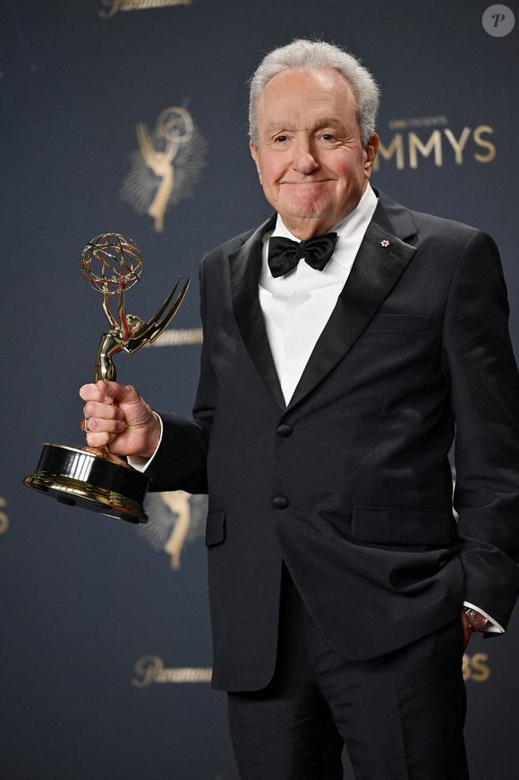 Lorne Michaels tient l'Emmy de la meilleure émission de variétés pour "SNL50 : The Anniversary Special", dans les coulisses de la 77e cérémonie annuelle des Primetime Emmy Awards au Peacock Theater à Los Angeles, le dimanche 14 septembre 2025. Photo par Chris Chew/UPI/ABACAPRESS.COM.