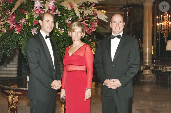 Le Prince Albert II de Monaco, le Comte de Wessex Prince Edward et la Comtesse de Wessex Sophie Rhys-Jones assistent au dîner de gala de charité pour le 50ème anniversaire de la Fondation des Prix du Duc d'Edimburgh qui s'est tenu dans le 'Salon Empire' de l'Hôtel de Paris à Monaco le 16 septembre 2006. Photo by ABACAPRESS.COM