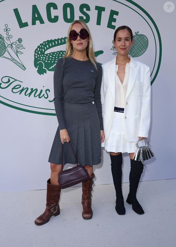 Lucia Cuesta et Helena Cuesta au photocall du défilé Lacoste Collection Femme Prêt-à-Porter Printemps/Eté 2026 lors de la Fashion Week de Paris (PFW), au Lycée Carnot, à Paris, France, le 5 octobre 2025. © Sam Delpech/Bestimage