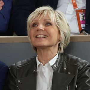 Balayant certaines rumeurs persistantes sur les interventions esthétiques lors de l'émission On refait la télé, sur RTL, le 28 février, la présentatrice météo depuis 1992 et chef du service météo de TF1 et de LCI a été très claire. 

Evelyne Dheliat dans les tribunes lors des Internationaux de France Roland Garros 2022 le 03 juin 2022 à Paris, France. Photo par Nasser Berzane/ABACAPRESS.COM