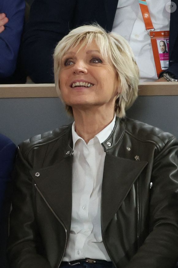 Balayant certaines rumeurs persistantes sur les interventions esthétiques lors de l'émission On refait la télé, sur RTL, le 28 février, la présentatrice météo depuis 1992 et chef du service météo de TF1 et de LCI a été très claire. 

Evelyne Dheliat dans les tribunes lors des Internationaux de France Roland Garros 2022 le 03 juin 2022 à Paris, France. Photo par Nasser Berzane/ABACAPRESS.COM