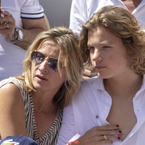 Une chose est sûre, ils ne sont pas prêts d'oublier ce beau moment mère-fils !

Sarah Poniatowski et son fils Roman au village lors des Internationaux de France de Tennis de Roland Garros, le 1er juin 2022. 

Photo : Dominique Jacovides / Bestimage