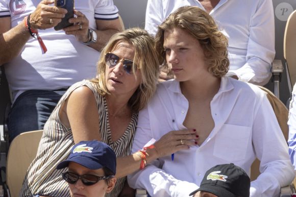 Une chose est sûre, ils ne sont pas prêts d'oublier ce beau moment mère-fils !

Sarah Poniatowski et son fils Roman au village lors des Internationaux de France de Tennis de Roland Garros, le 1er juin 2022. 

Photo : Dominique Jacovides / Bestimage