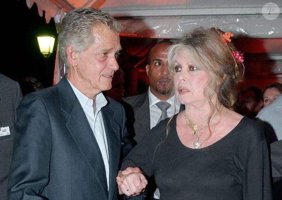 L'actrice française Brigitte Bardot et son mari Bernard D'Ormale lors de la cérémonie de clôture du 6ème Festival de la fiction TV à Saint-Tropez le 18 septembre 2004. Photo de Giancarlo Gorassini/ABACA.