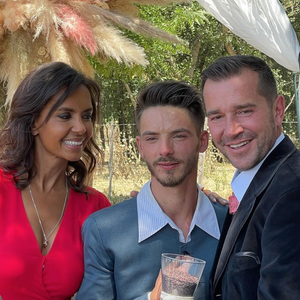 Papa d’Ezio né par GPA, Mathieu Ceschin a accordé une interview sur YouTube à Gossiproom.

Karine Le Marchand au mariage de Mathieu et d'Alexandre (ADP 15). Instagram