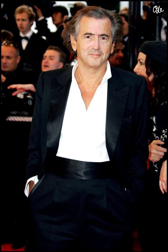 Il échange parfois la nuit avec Emmanuel Macron.

Bernard-Henri Lévy lors de la montée des marches du film Vicky Cristina Barcelona, au 61e Festival de Cannes, en 2008. 
Guillaume Gaffiot/Bestimage