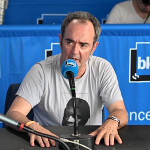 Bruno Solo n'évoque que rarement sa vie privée.

Bruno Solo au festival du Livre de Nice dans le Jardin Albert premier à Nice, France. © Lionel Urman/Panoramic/Bestimage
