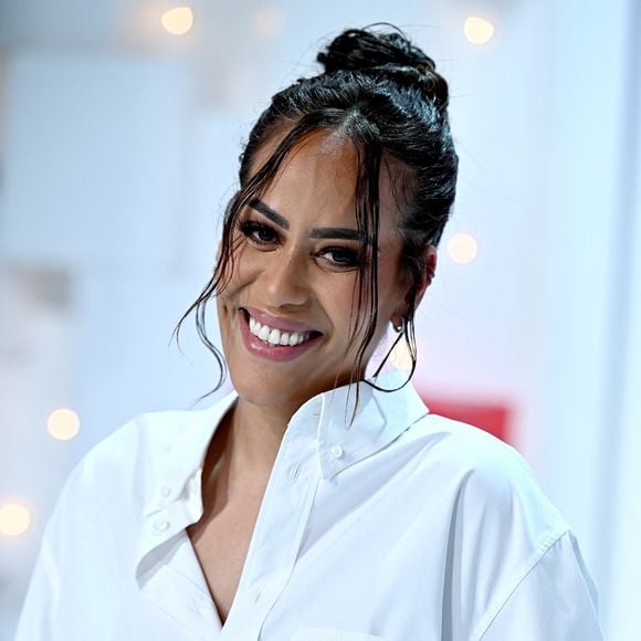 Finalement, Amel Bent a trouvé la force de se relever en dédiant son album à sa grand-mère.

Exclusif - Amel Bent à l'enregistrement de l'émission Vivement dimanche, le 19 juin 2022. 

Photo : Guillaume Gaffiot/Bestimage