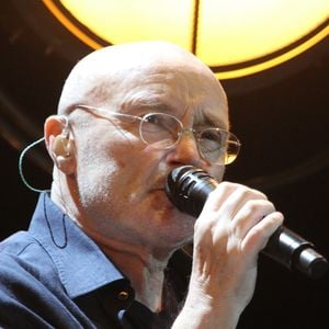 Phil Collins en concert à Sao Paulo au Brésil. La dernière fois que Phil Collins avait fait une tournée, c'était il y a 10 ans. Cette fois-ci, il a décidé d'inclure le Brésil sur son parcours. Les problèmes de santé du chanteur  le force à marcher avec une canne, il chante toute les chansons assis. Le 24 février 2018