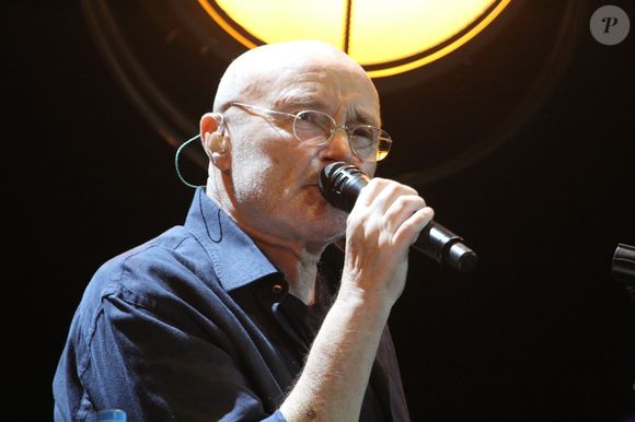Phil Collins en concert à Sao Paulo au Brésil. La dernière fois que Phil Collins avait fait une tournée, c'était il y a 10 ans. Cette fois-ci, il a décidé d'inclure le Brésil sur son parcours. Les problèmes de santé du chanteur  le force à marcher avec une canne, il chante toute les chansons assis. Le 24 février 2018