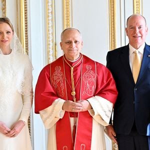 Lors de cet entretien, le souverain a également ouvert une parenthèse plus personnelle en évoquant ses jumeaux, Jacques et Gabriella, nés de son union avec la princesse Charlene

Le pape Léon XIV avec le prince Albert II de Monaco, la princesse Charlène,le prince Jacques et la princesse Gabriella - Entretien au palais pricnier et photo officielle - Visite historique du pape Léon XIV à Monaco le 28 mars 2026.
© Bruno Bebert - Dominique Jacovides / Bestimage