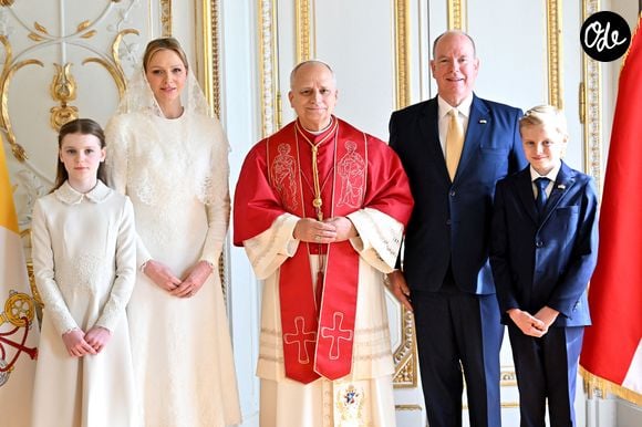 Lors de cet entretien, le souverain a également ouvert une parenthèse plus personnelle en évoquant ses jumeaux, Jacques et Gabriella, nés de son union avec la princesse Charlene

Le pape Léon XIV avec le prince Albert II de Monaco, la princesse Charlène,le prince Jacques et la princesse Gabriella - Entretien au palais pricnier et photo officielle - Visite historique du pape Léon XIV à Monaco le 28 mars 2026.
© Bruno Bebert - Dominique Jacovides / Bestimage
