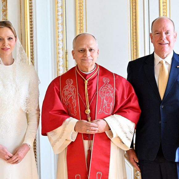 Lors de cet entretien, le souverain a également ouvert une parenthèse plus personnelle en évoquant ses jumeaux, Jacques et Gabriella, nés de son union avec la princesse Charlene

Le pape Léon XIV avec le prince Albert II de Monaco, la princesse Charlène,le prince Jacques et la princesse Gabriella - Entretien au palais pricnier et photo officielle - Visite historique du pape Léon XIV à Monaco le 28 mars 2026.
© Bruno Bebert - Dominique Jacovides / Bestimage