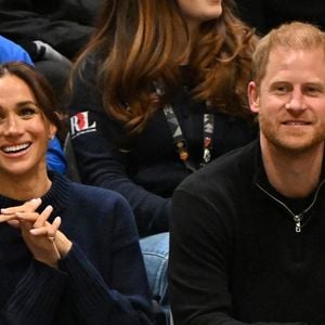 Le prince Harry, duc de Sussex et Meghan Markle, duchesse de Sussex, assistent à un match de basketball en fauteuil lors des "Invictus Games Vancouver Whistler 2025" à Vancouver, le 9 février 2025.

Photo : Backgrid UK/ Bestimage