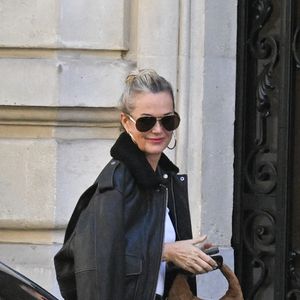 Exclusif - Prix Spécial - No Web - Laeticia Hallyday, accompagnée de sa belle soeur Jess, visite des appartements à louer dans Paris, France, le 7 octobre 2025.