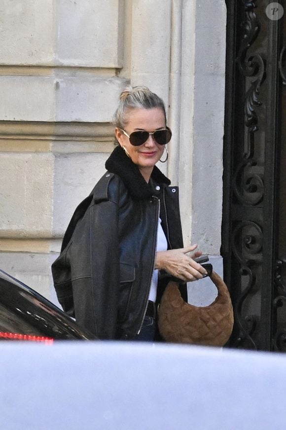 Exclusif - Prix Spécial - No Web - Laeticia Hallyday, accompagnée de sa belle soeur Jess, visite des appartements à louer dans Paris, France, le 7 octobre 2025.