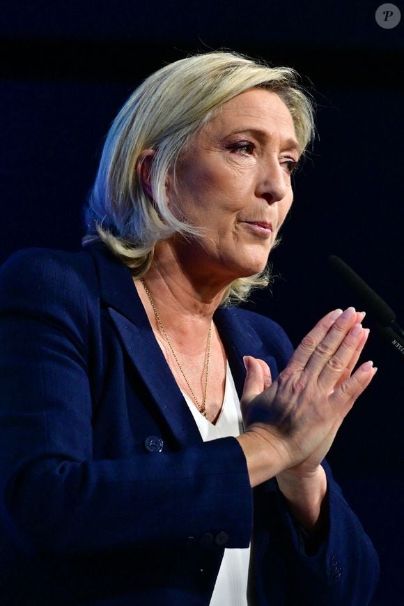 Une période qui a beaucoup perturbé le clan et les filles du couple. 
 Marine Le Pen lors d'un meeting à Etrepagny le 15 décembre 2024

© Christian Liewig / Bestimage