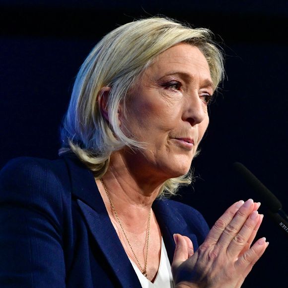 Une période qui a beaucoup perturbé le clan et les filles du couple. 
 Marine Le Pen lors d'un meeting à Etrepagny le 15 décembre 2024

© Christian Liewig / Bestimage