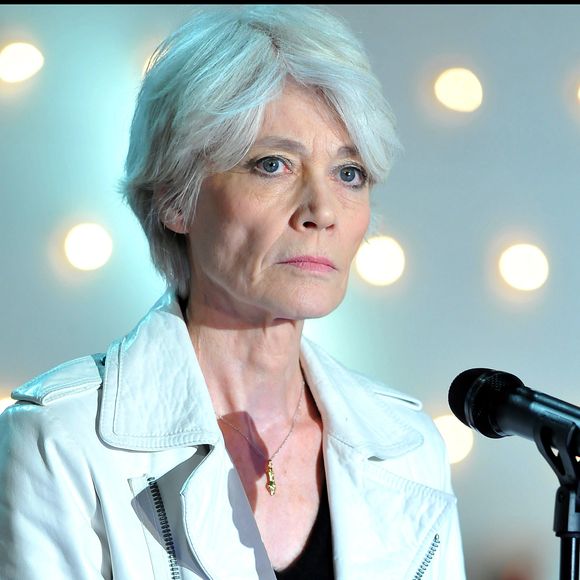 Une jolie façon de mettre en avant l'immense carrière de Françoise Hardy mais aussi son influence sur le monde artistique. 

Françoise Hardy - enregistrement Vivement Dimanche.