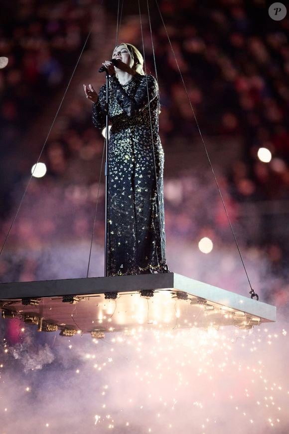 La chanteuse Louane (Louane Emera), représentante de la France au concours de l'Eurovision, interpréte pour la première fois son titre Maman, en hommage à sa mère décédée lorsqu'elle avait 17 ans, devant les 80 000 spectateurs, suspendue sur une plateforme, plusieurs mètres au-dessus de la pelouse et des musiciens, du Stade de France à la mi-temps du match du Tournoi des Six Nations opposant la France à l'Écosse, à Saint-Denis, Seine Saint-Denis, France, le 15 mars 2025. © Cyril Moreau/Bestimage