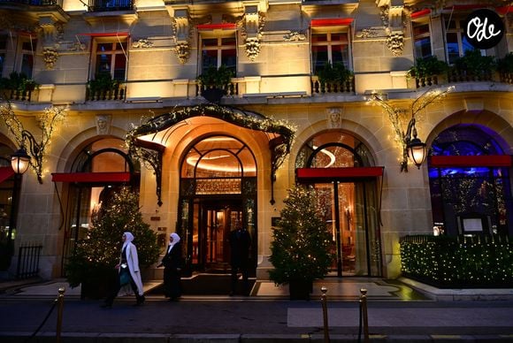 L'hôtel Plaza Athénée au 25 Avenue Montaigne - Illustration des Illuminations de Noël dans les rues de Paris le 26 novembre 2024. © Christian Liewig/Bestimage