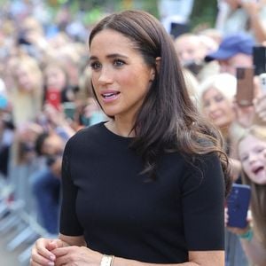 Les confidences de Meghan Markle ne cessent de pleuvoir et on en apprend d'ailleurs parfois plus que ce que l'on souhaiterait.

Photo d'archives de la duchesse de Sussex rencontrant des membres du public au château de Windsor dans le Berkshire après le décès de la reine Elizabeth II. Chris Jackson/PA Wire