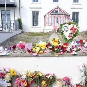 Hommages à la chanteuse Sinead O'Connor lors d’une procession funéraire le long du front de mer à Bray, devant son ancien domicile, avant ses obsèques, le 8 août 2023.