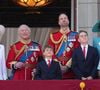 Si le prince William, Kate Middleton, leurs enfants ainsi que la reine Camilla et le roi Charles III étaient présents au rendez-vous, quelqu'un manquait à l'appel.
Le roi Charles III d'Angleterre et Camilla Parker Bowles, reine consort d'Angleterre, Le prince Louis de Galles, Le prince George de Galles, Le prince William, prince de Galles, Catherine (Kate) Middleton, princesse de Galles, La princesse Charlotte de Galles - Les membres de la famille royale britannique au balcon de Buckingham Palace lors de la cérémonie Trooping the Colour à Londres, le 14 juin 2025. Affecté par le crash du Boeing 787 Dreamliner à Ahmedabad du 12 juin, le souverain et les officiels porteront un brassard noir en hommage aux plus de 270 victimes. Bon nombre d'elles étaient des ressortissants britanniques.© James Whatling / Bestimage