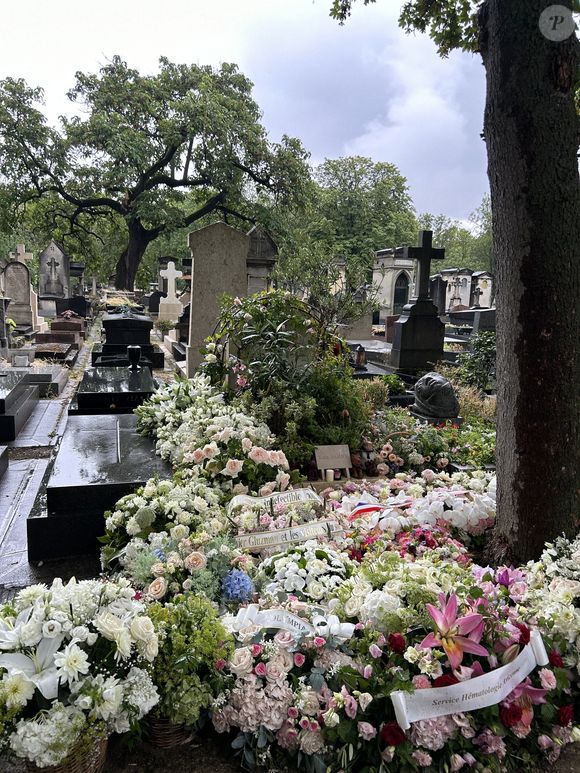 Exclusif - Tombe de Kate Barry recouverte des fleurs des obsèques de Jane Birkin qui a rejoint sa fille dans sa tombe au funérarium du Montparnasse à Paris le 24 juillet 2023. Après sa crémation au funérarium du Père Lachaise, son urne a été déposée sur sa tombe.