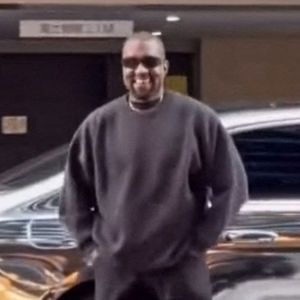Kanye West et Bianca Censori font une entrée remarquée à bord d'une voiture miroir, avec Kanye qui se lance dans une danse joyeuse alors qu'ils profitent d'un déjeuner animé chez Ippudo Ginza à Tokyo, au Japon, le 8 décembre 2024. © Backgrid USA / Bestimage