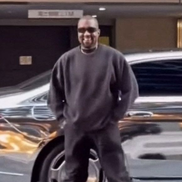 Kanye West et Bianca Censori font une entrée remarquée à bord d'une voiture miroir, avec Kanye qui se lance dans une danse joyeuse alors qu'ils profitent d'un déjeuner animé chez Ippudo Ginza à Tokyo, au Japon, le 8 décembre 2024. © Backgrid USA / Bestimage