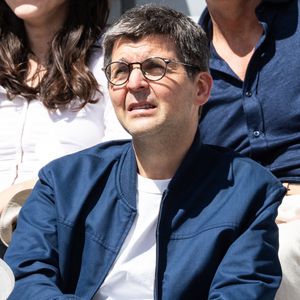 Thomas Sotto dans les tribunes lors des Internationaux de France de Tennis de Roland Garros 2026, à Paris, France, le 6 juin 2026. © Jacovides-Moreau/Bestimage