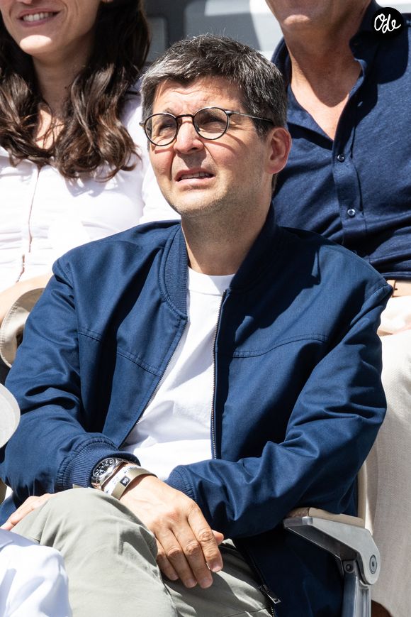 Thomas Sotto dans les tribunes lors des Internationaux de France de Tennis de Roland Garros 2026, à Paris, France, le 6 juin 2026. © Jacovides-Moreau/Bestimage