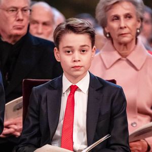 Le prince George occupe actuellement la deuxième place dans l'ordre de succession au trône britannique.

Le prince George de Galles, - La famille royale d'Angleterre assiste à la messe "Together At Christmas Carol" à l'abbaye de Westminster à Londres (Royaume-Uni) © Alpha Agency / Bestimage