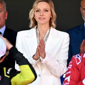 Le prince Albert II de Monaco et la princesse Charlene ont remis les prix du Monaco E-Prix Round 10, entouré par Alejandro Agag, fondateur et président de Formula E, Michel Boéri, le président de l'Automobile Club de Monaco, Alberto Longo, le co-fondateur de la Formula-E, Christophe Mirmand, le ministre d'Etat de la Principauté, et Jeff Dodds, le PDG de la Formula E, durant le Monaco E-Prix 2026, Round 10, le 17 mai 2026. Olivier Rowland, au volant de sa Nissan E-4DRCE 05 a remporté la course devanrt Felipe Drugovich, pilotant une Porsche, suivi par Antonio Felix Da Costa au volant d'une Jaguar I Type 7. © Bruno Bebert / Bestimage