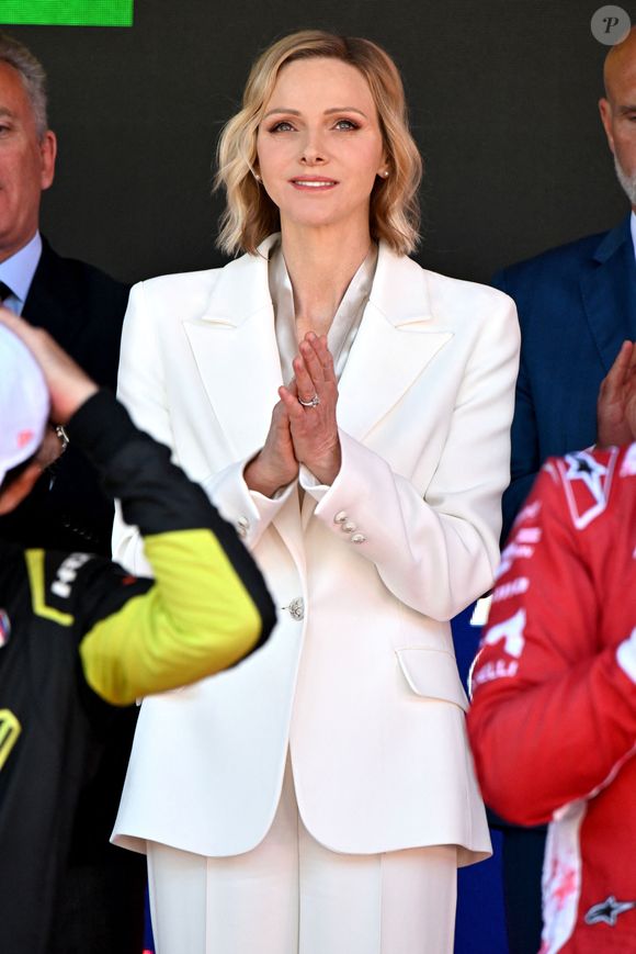 Le prince Albert II de Monaco et la princesse Charlene ont remis les prix du Monaco E-Prix Round 10, entouré par Alejandro Agag, fondateur et président de Formula E, Michel Boéri, le président de l'Automobile Club de Monaco, Alberto Longo, le co-fondateur de la Formula-E, Christophe Mirmand, le ministre d'Etat de la Principauté, et Jeff Dodds, le PDG de la Formula E, durant le Monaco E-Prix 2026, Round 10, le 17 mai 2026. Olivier Rowland, au volant de sa Nissan E-4DRCE 05 a remporté la course devanrt Felipe Drugovich, pilotant une Porsche, suivi par Antonio Felix Da Costa au volant d'une Jaguar I Type 7. © Bruno Bebert / Bestimage