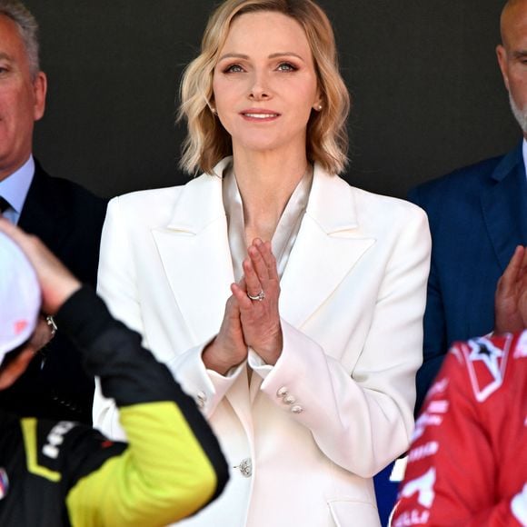 Le prince Albert II de Monaco et la princesse Charlene ont remis les prix du Monaco E-Prix Round 10, entouré par Alejandro Agag, fondateur et président de Formula E, Michel Boéri, le président de l'Automobile Club de Monaco, Alberto Longo, le co-fondateur de la Formula-E, Christophe Mirmand, le ministre d'Etat de la Principauté, et Jeff Dodds, le PDG de la Formula E, durant le Monaco E-Prix 2026, Round 10, le 17 mai 2026. Olivier Rowland, au volant de sa Nissan E-4DRCE 05 a remporté la course devanrt Felipe Drugovich, pilotant une Porsche, suivi par Antonio Felix Da Costa au volant d'une Jaguar I Type 7. © Bruno Bebert / Bestimage