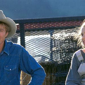 La comédienne garde un souvenir particulièrement fort de cette première collaboration avec le réalisateur.

Robert Redford et Scarlett Johansson sur le tournage du film "L'Homme qui murmurait à l'oreille des chevaux".
MPP / Bestimage