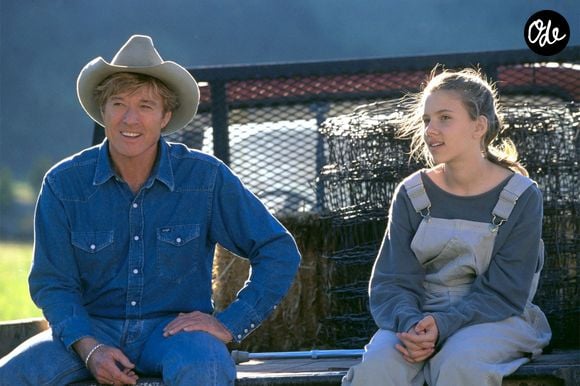 La comédienne garde un souvenir particulièrement fort de cette première collaboration avec le réalisateur.

Robert Redford et Scarlett Johansson sur le tournage du film "L'Homme qui murmurait à l'oreille des chevaux".
MPP / Bestimage