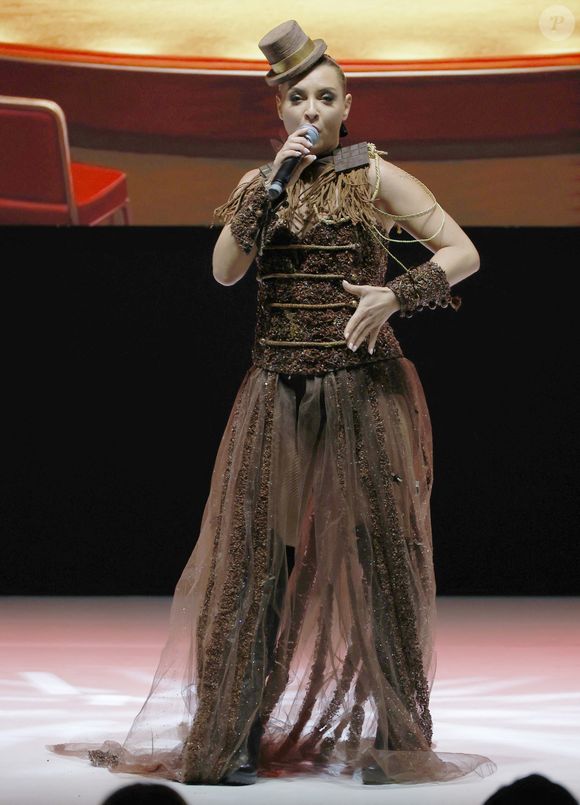 Priscilla Betti - Pour célébrer ses 30 ans, le Salon du Chocolat de Paris réinvente son mythique défilé de robes en chocolat autour d’une thématique inédite : la Comédie Musicale, à Paris mardi 28 octobre 2025. © Christophe Aubert via Bestimage