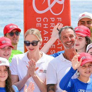 La princesse Charlène de Monaco et Pierre Frolla lors de la journée "Water Safety Day, pour la prévention de la noyade" sur la plage du Larvotto de Monaco, le 17 juin 2025. Cet événement est organisé par sa Fondation, le Centre de Sauvetage Aquatique de Monaco (CSAM) en partenariat avec la Croix-Rouge monégasque. © Claudia Albuquerque/Bestimage