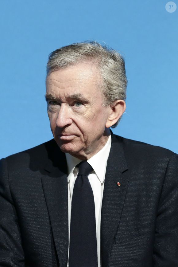 LVMH CEO Bernard Arnault - La mairie de Paris et le groupe LVMH ont dévoilé ce mercredi leur projet de réhabilitation de l'ancien musée des Arts et Traditions, fermé depuis 2005 à Paris le 8 mars 2017 . © Photo par Stéphane Lemouton/Bestimage Le lieu va devenir une vitrine des métiers d'arts et de l'artisanat, après avoir été rénové par le célèbre l'architecte de la Fondation Vuitton, Frank Gehry. Le budget de ce projet pharaonique, entièrement pris en charge par LVMH, s'élève à 158 millions d'euros.
|Présentation de la maquette d'un prochain musée parisien à Paris
