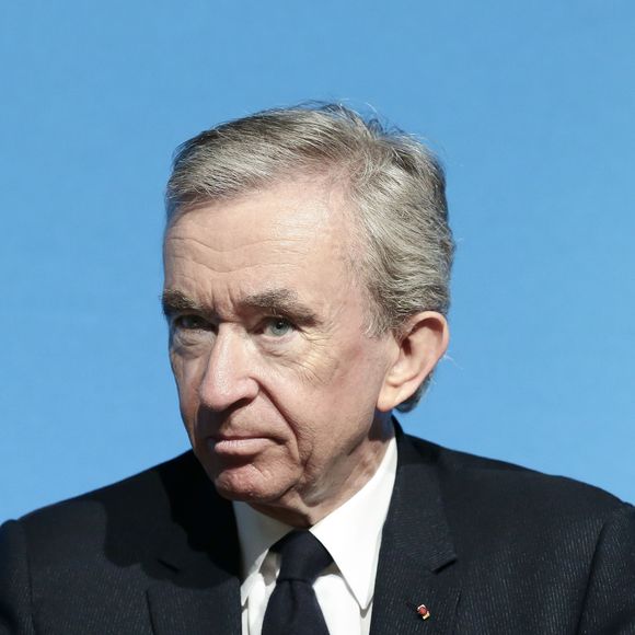 LVMH CEO Bernard Arnault - La mairie de Paris et le groupe LVMH ont dévoilé ce mercredi leur projet de réhabilitation de l'ancien musée des Arts et Traditions, fermé depuis 2005 à Paris le 8 mars 2017 . © Photo par Stéphane Lemouton/Bestimage Le lieu va devenir une vitrine des métiers d'arts et de l'artisanat, après avoir été rénové par le célèbre l'architecte de la Fondation Vuitton, Frank Gehry. Le budget de ce projet pharaonique, entièrement pris en charge par LVMH, s'élève à 158 millions d'euros.
|Présentation de la maquette d'un prochain musée parisien à Paris