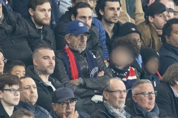 Michel Cymes - Célébrités des les tribunes lors du match aller du quart de finale de Ligue des champions entre le PSG et Aston Villa (3-1) au Parc des Princes à Paris le 9 avril 2025. © Cyril Moreau/Bestimage