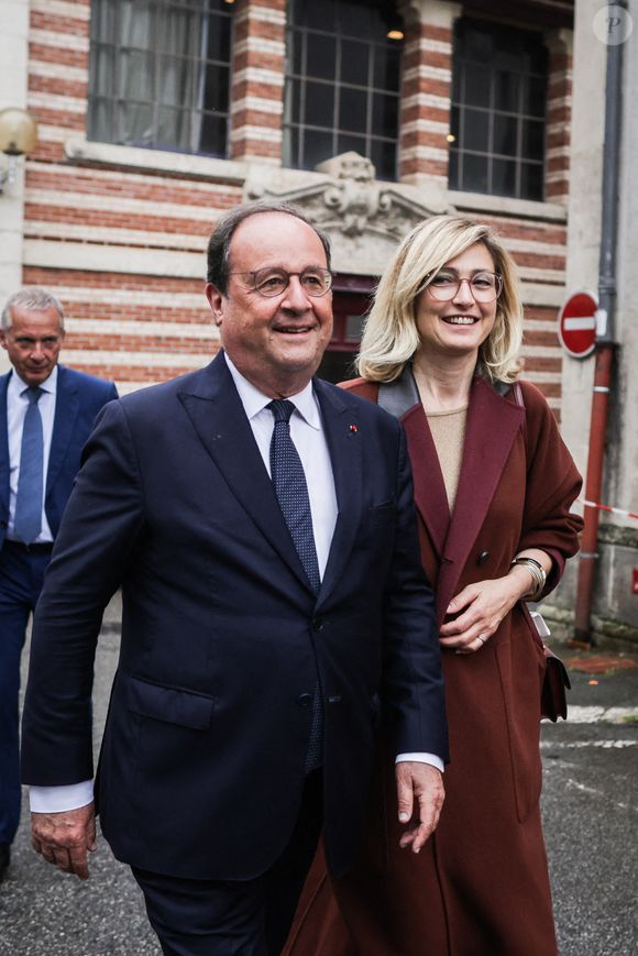 L'ancien président français, membre du Parti socialiste de gauche (PS) et candidat de la coalition de gauche Nouveau Front Populaire (NFP) dans le département de la Corrèze, François Hollande et son épouse, l'actrice française Julie Gayet, quittent un bureau de vote après avoir voté au premier tour des élections législatives à Tulle, dans le centre de la France, le 30 juin 2024. Photo par Thibaud Moritz/ABACAPRESS.COM