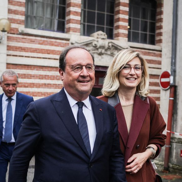 L'ancien président français, membre du Parti socialiste de gauche (PS) et candidat de la coalition de gauche Nouveau Front Populaire (NFP) dans le département de la Corrèze, François Hollande et son épouse, l'actrice française Julie Gayet, quittent un bureau de vote après avoir voté au premier tour des élections législatives à Tulle, dans le centre de la France, le 30 juin 2024. Photo par Thibaud Moritz/ABACAPRESS.COM