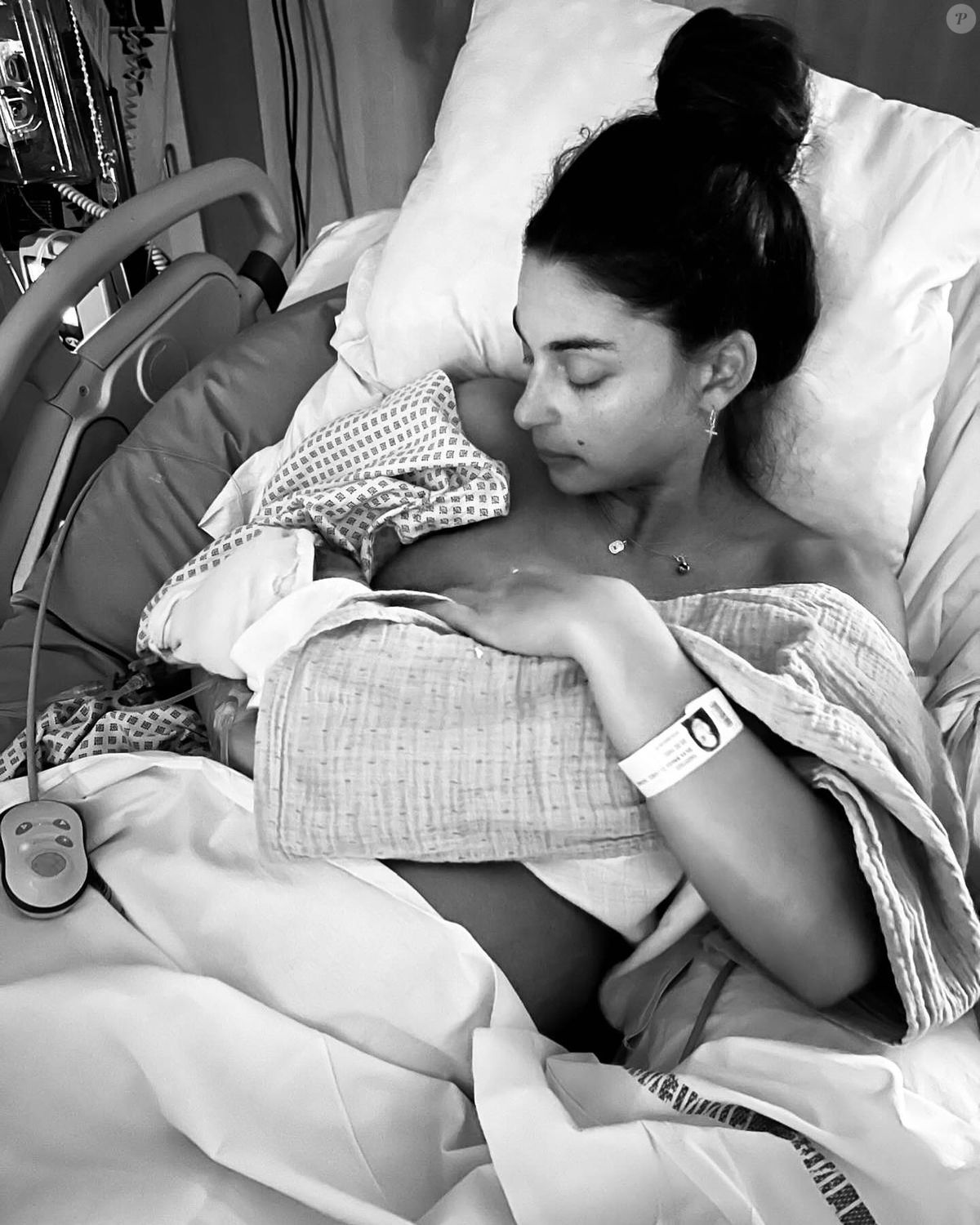 Photo : Tatiana Silva a partagé la toute première photo avec son bébé,  depuis la maternité Tatiana Silva a annoncé la naissance de son premier  enfant sur Instagram, le 26 janvier 2025. - Purepeople