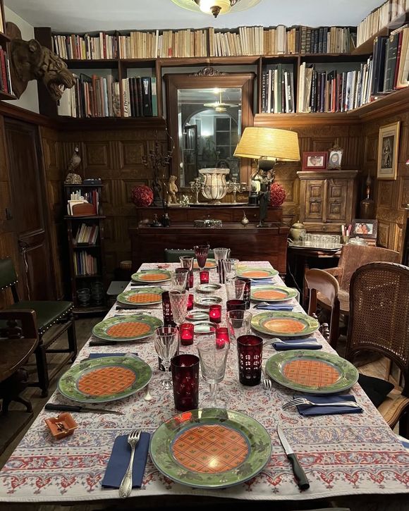 L’étage abrite une suite de 30 m² avec terrasse sur les toits, une seconde chambre et, sous les combles, une troisième pièce intime et chaleureuse.


La maison de l'actrice Nathalie Auffret dans le XVIIIe arrondissement @maison1850paris18